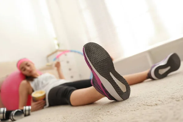 Lata Unga Kvinna Äter Glass Istället För Att Träna Hemma — Stockfoto