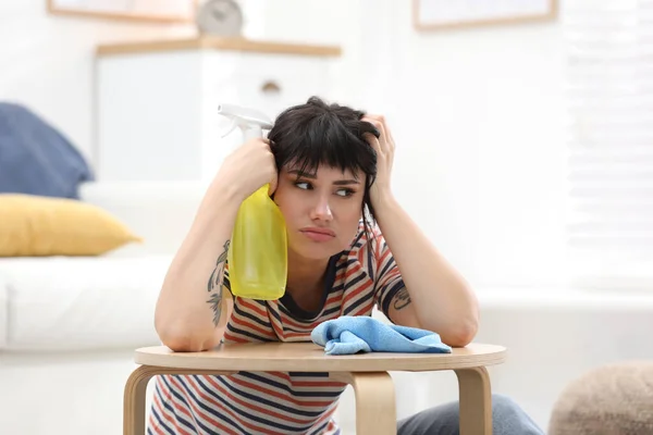 Mulher Preguiçosa Procrastinar Enquanto Limpa Casa — Fotografia de Stock