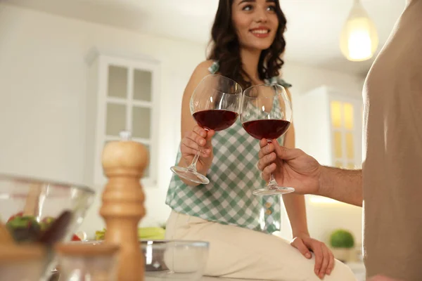 Schönes Junges Paar Mit Gläsern Wein Kocht Zusammen Der Küche — Stockfoto
