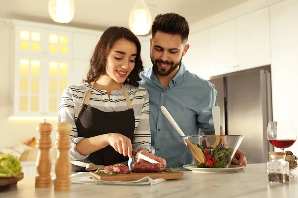 Preciosa Pareja Joven Cocinar Carne Juntos Cocina — Foto de Stock