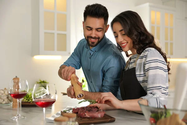 Mooi Jong Koppel Koken Vlees Samen Keuken — Stockfoto