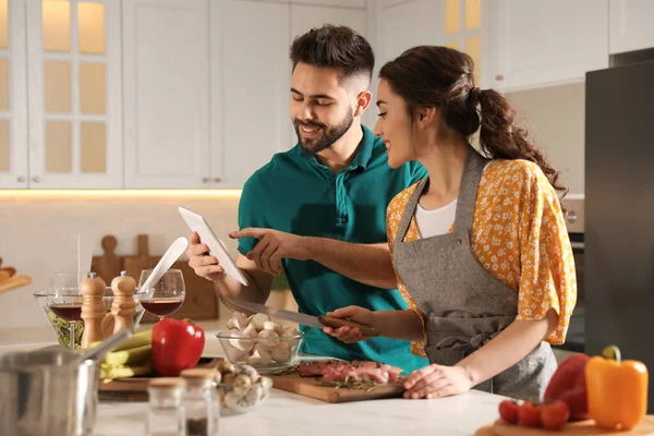 Lovely Young Couple Tablet Cooking Together Kitchen — Stock Photo, Image