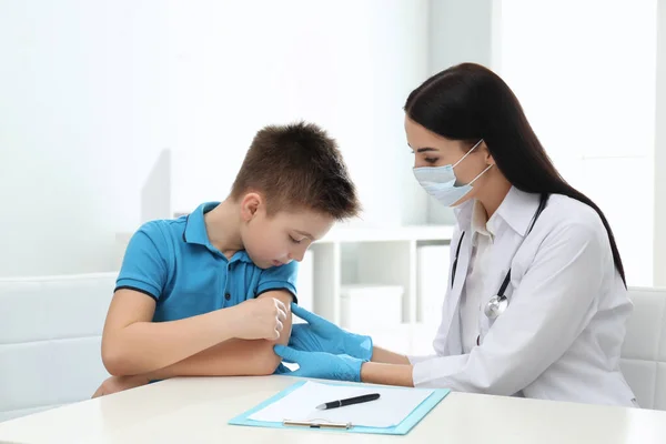 Arzt Untersucht Kleinen Patienten Vor Impfung Klinik — Stockfoto