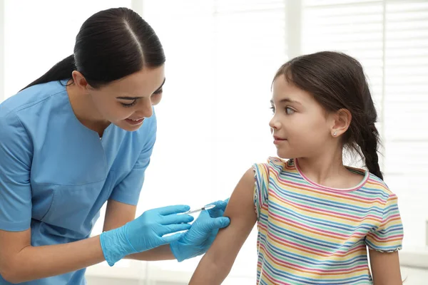 Médecin Vaccinant Petit Enfant Dans Une Clinique Moderne — Photo