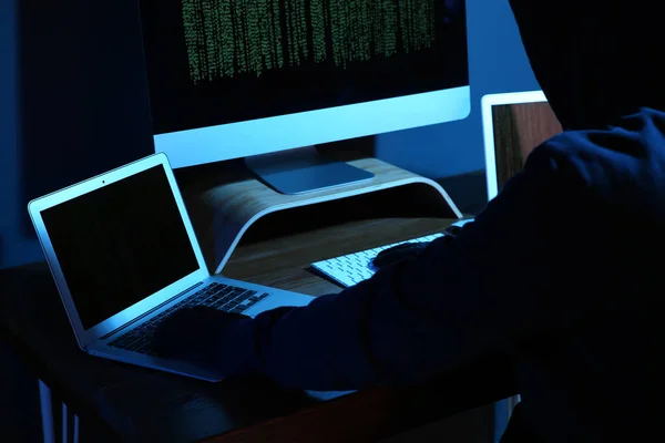 黑客与计算机在黑暗的房间 特写镜头 网络犯罪 — 图库照片