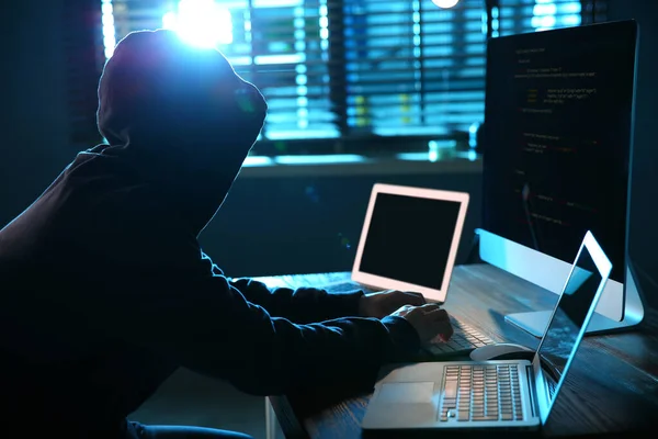 Hacker Com Computadores Quarto Escuro Crime Cibernético — Fotografia de Stock