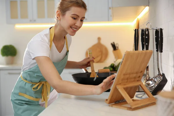 Mujer Joven Con Tableta Cocina Cocina — Foto de Stock