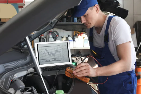 Mechanik Laptopem Robi Diagnostykę Samochodu Warsztacie Samochodowym — Zdjęcie stockowe