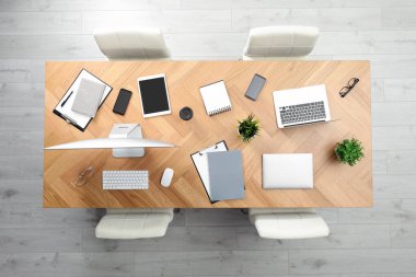 Aygıt ve sandalyeli modern ofis masası, üst görünüm