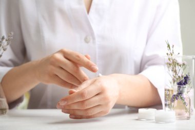 Bilimadamı testleri laboratuarda kozmetik ürünler geliştirdi.