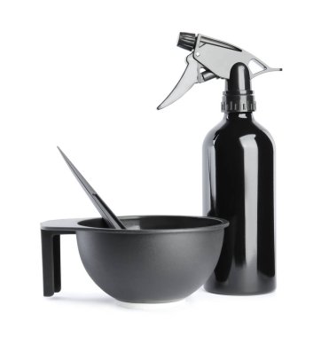 Beyaz arka planda saç boyama için profesyonel araçlar