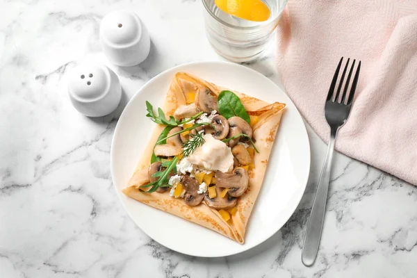 Heerlijk Ontbijt Met Dunne Pannenkoeken Marmeren Tafel Vlak Gelegd — Stockfoto