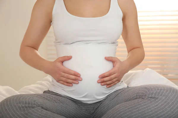 Νεαρή Έγκυος Γυναίκα Στο Κρεβάτι Στο Σπίτι Κοντινό Πλάνο — Φωτογραφία Αρχείου