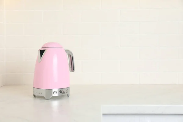 厨房柜台上的现代电水壶 案文的篇幅 — 图库照片