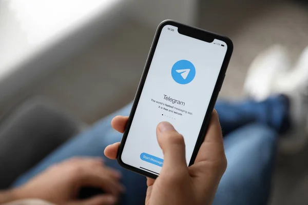 Мыколаев Украина Марта 2020 Года Человек Держит Iphone Приложением Telegram — стоковое фото
