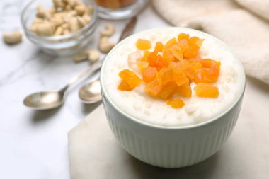 Masada kurutulmuş kayısılı lezzetli sütlaç, yakın plan.