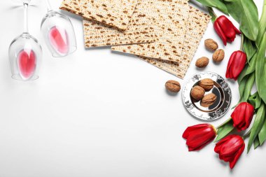 Beyaz arkaplanda matzolarla düz kompozisyon, metin için boşluk. Hamursuz Bayramı (Pesach) kutlaması
