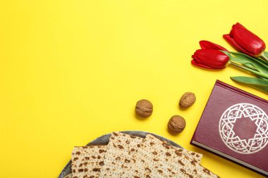 Sarı arkaplanda matzolarla düz kompozisyon, metin için boşluk. Hamursuz Bayramı (Pesach) kutlaması