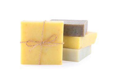 Beyaz üzerine izole edilmiş farklı organik el yapımı sabunlar.