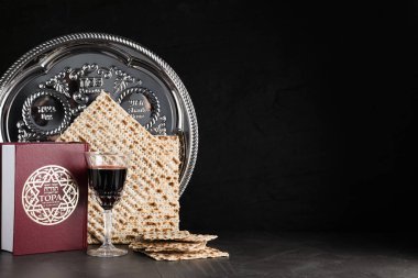 Siyah tablo üzerinde sembolik Pesach (Hamursuz Bayramı) ögeleri, metin için boşluk