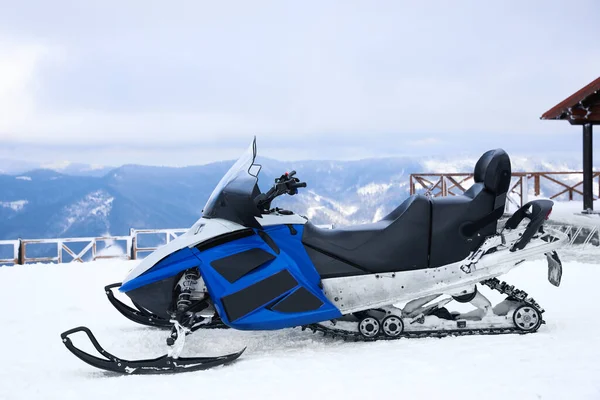 Moto Nieve Moderno Colina Estación Esquí Montaña —  Fotos de Stock