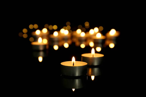 Velas Ardientes Sobre Mesa Sobre Fondo Oscuro —  Fotos de Stock