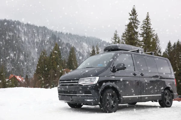 Schwarzes Auto Auf Schneebedeckter Straße Winterurlaub — Stockfoto