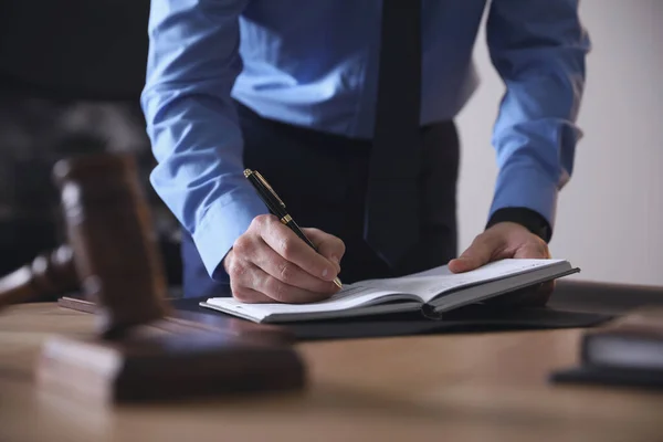 Man Advocaat Werkt Aan Tafel Het Kantoor Close — Stockfoto