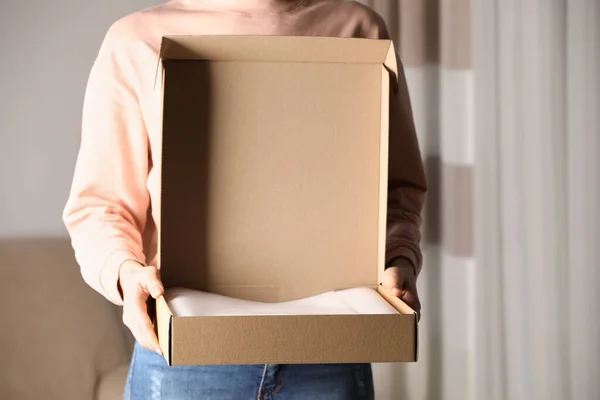 Evinde Açık Karton Kutusu Olan Kadın Yakın Plan — Stok fotoğraf