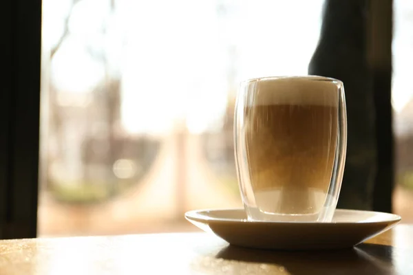 Kafedeki Masada Bir Bardak Lezzetli Latte Metin Için Boşluk — Stok fotoğraf
