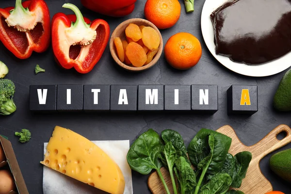 Würfel Mit Der Aufschrift Vitamin Und Frischen Produkten Auf Schwarzem — Stockfoto