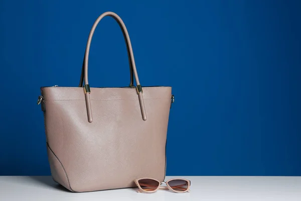 Elegante Bolso Mujer Gafas Sol Sobre Mesa Blanca Espacio Para — Foto de Stock