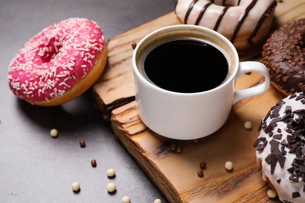 Deliciosas Rosquillas Con Chispas Café Sobre Mesa Gris —  Fotos de Stock