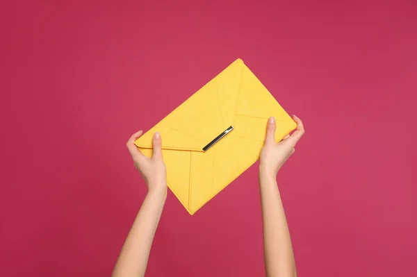 Woman Holding Stylish Envelope Bag Pink Background Closeup — Stock Photo, Image