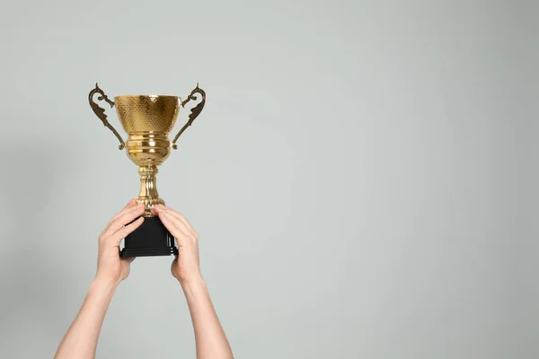 Homem Segurando Copo Troféu Ouro Fundo Cinza Claro Close Espaço — Fotografia de Stock