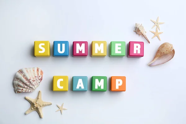 Bunte Holzwürfel Mit Der Phrase Summer Camp Auf Weißem Hintergrund — Stockfoto