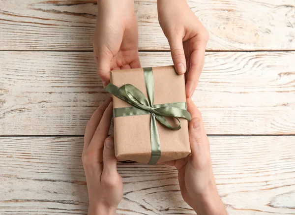 Figlia Che Regalo Suo Padre Tavolo Legno Bianco Vista Dall — Foto Stock