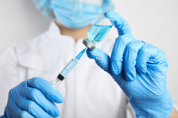 Läkaren Fyller Sprutan Med Medicin Närbild Vaccination Och Immunisering — Stockfoto