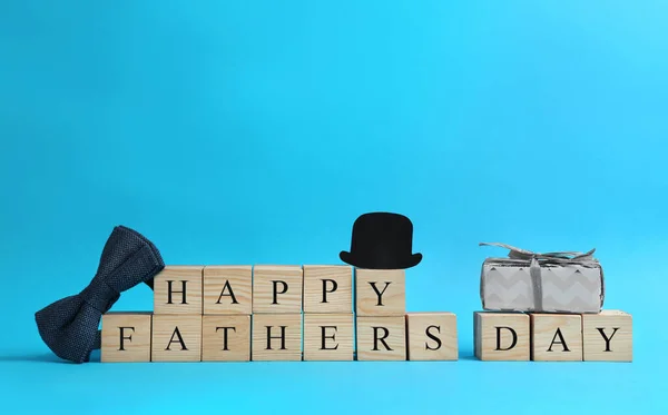 Houten Blokjes Met Zin Happy Father Day Lichtblauwe Achtergrond — Stockfoto