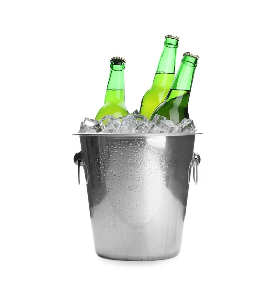 Cubo Metal Con Botellas Cerveza Cubitos Hielo Aislados Blanco — Foto de Stock
