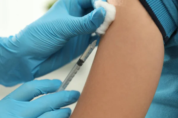 Læge Vaccinerer Lille Barn Klinik Closeup - Stock-foto