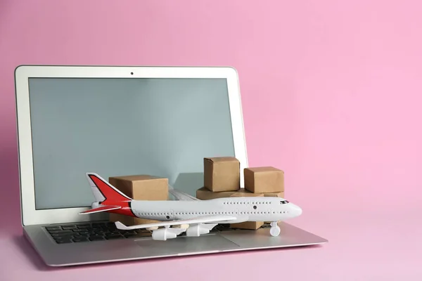 Laptop Modelo Avião Caixas Papelão Fundo Rosa Serviço Correio — Fotografia de Stock