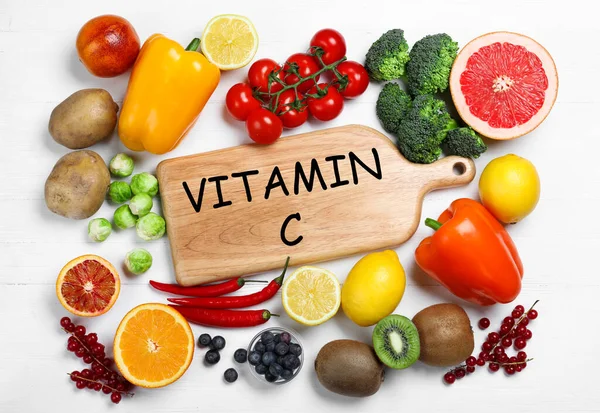 Tafel Mit Vitamin Und Frischen Produkten Auf Weißem Holztisch Flach — Stockfoto