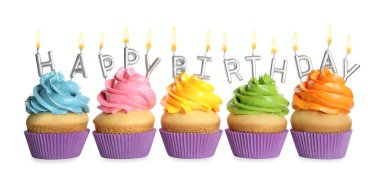Beyaz zemin üzerine mumlar ile doğum günü cupcakes