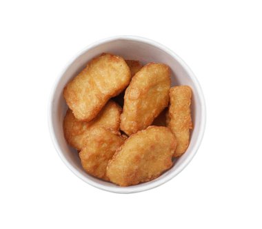 Kova dolusu leziz tavuk nuggetları beyaza izole edilmiş.