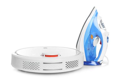 Robotik elektrikli süpürge ve demir beyaza izole edilmiş. Ev aletleri