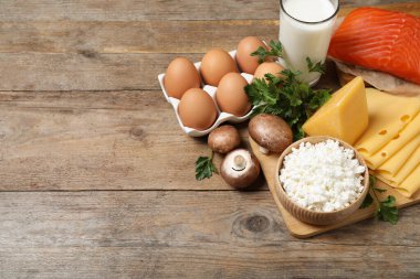 Tahta masada D vitamini bakımından zengin taze ürünler. Metin için boşluk