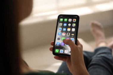 MYKOLAIV, UKRAINE - 16 Mart 2020: iPhone 11 'i elinde tutan kadın kapalı alanda, yakın plan