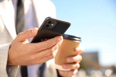 MYKOLAIV, UKRAINE - 16 Mart 2020: iPhone 11 'i tutan adam dışarıda, yakın plan