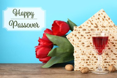 Ahşap masada Hamursuz Bayramı matzoları ile kompozisyon. Pesach kutlaması